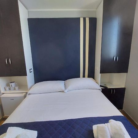 La Stanza Sul Porto Di Amalfi Camera Piccina Piccina Con Bagno Privato E Terrazzino Vista Mare Bagian luar foto