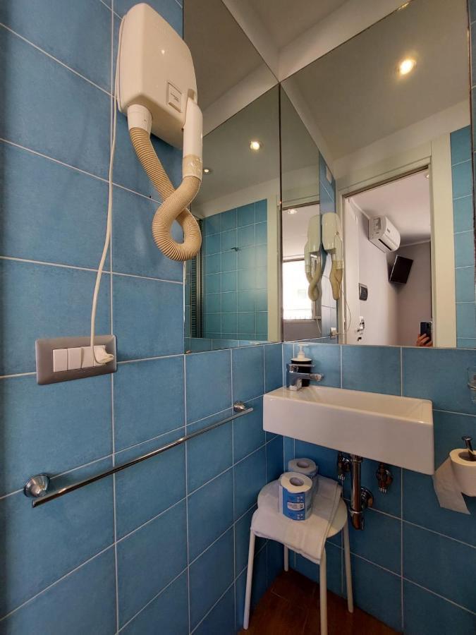 La Stanza Sul Porto Di Amalfi Camera Piccina Piccina Con Bagno Privato E Terrazzino Vista Mare Bagian luar foto