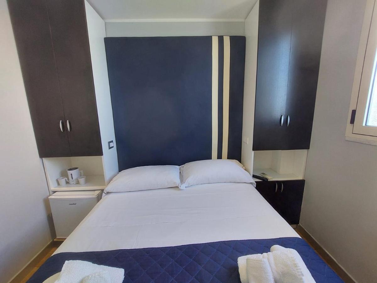 La Stanza Sul Porto Di Amalfi Camera Piccina Piccina Con Bagno Privato E Terrazzino Vista Mare Bagian luar foto